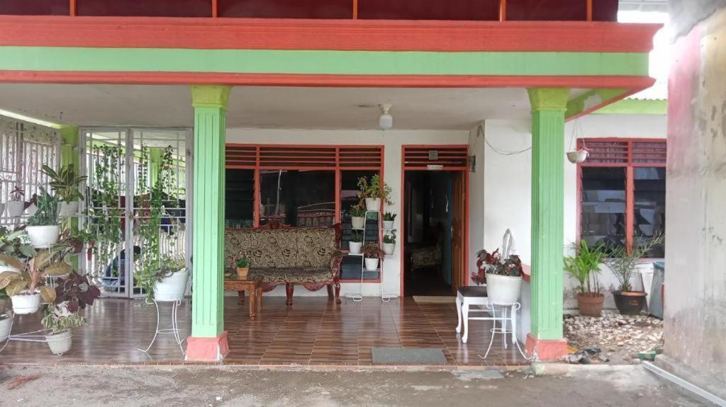 Oyo 91477 Fazira Home Stay Syariah Sibolga Экстерьер фото